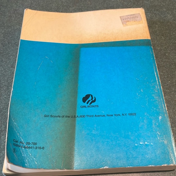 Vintage Worlds To Explore Handbook for Brownie and Junior Girl Scouts - Picture 2 of 16